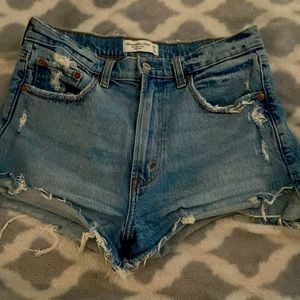 Abercrombie & Fitch “ The Mom Short high rise” size 26-2